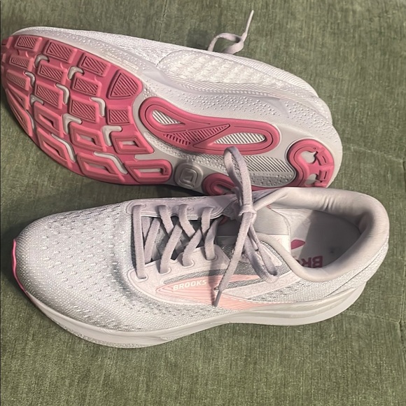 Brooks Shoes - Brooks Adrenaline WORN ONCE 24 GTS 9.5 Women's grey Pink Running Shoes stability